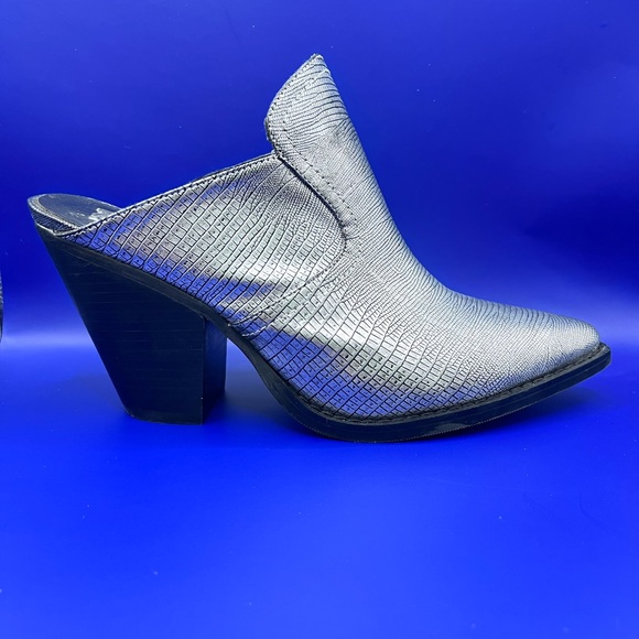 Jane and the Shoe Silver Croc Mules—Size 9.5 - Picture 1 of 7